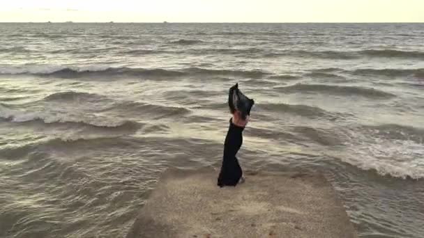 Elegantní Žena Šátkem Tančícím Molu Pohled Drony Moře Vlnami Okouzlující — Stock video