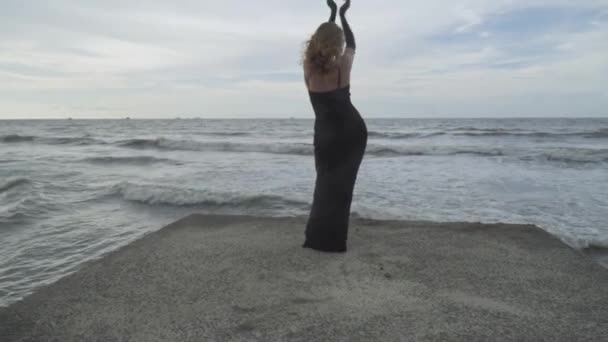 Mujer Elegante Vestido Largo Guantes Largos Bailando Muelle — Vídeos de Stock