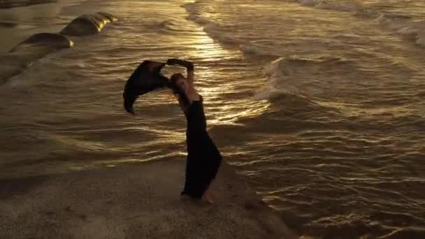 Młoda Elegancka Kobieta Tańcząca Rękami Górze Trzymająca Czarny Szalik Molo — Wideo stockowe