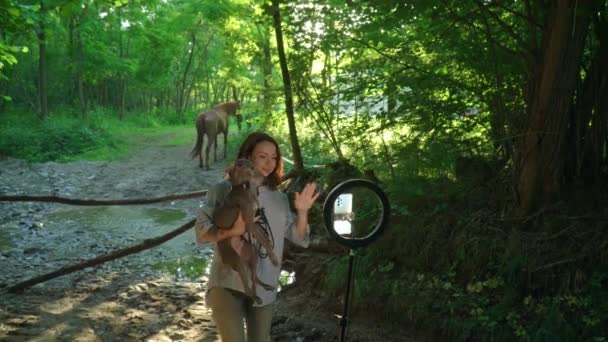 Happy Kvindelige Blogger Optagelse Video Mobiltelefon Ringlampe Med Hund Heste – Stock-video