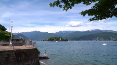 Maggiore gölü ve adasıyla manzara Bella, Stresa, İtalya