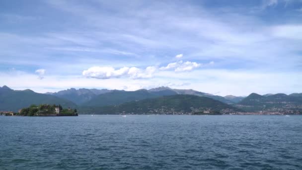 ทะเลสาบ Maggiore และเกาะ Bella Stresa ตาล — วีดีโอสต็อก