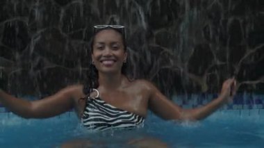 Geri çekilmek ve tatil. Güneş gözlüklü güzel bir kadın spa havuzunda dinleniyor.