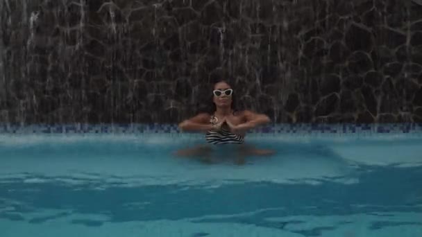 Retiro Vacaciones Hermosa Mujer Gafas Sol Relajante Spa Piscina Privada — Vídeos de Stock