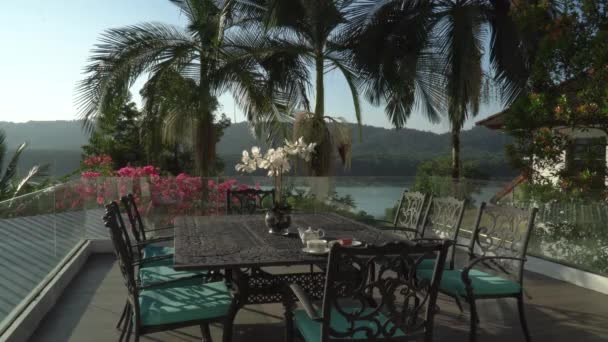 Вид Залізний Стіл Чайним Набором Квітка Орхідеї Великій Терасі Житловому — стокове відео