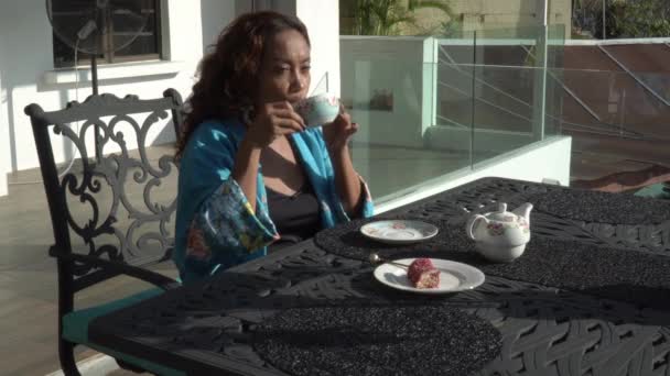 Femme Asiatique Est Assis Sur Une Table Fer Noir Boire — Video