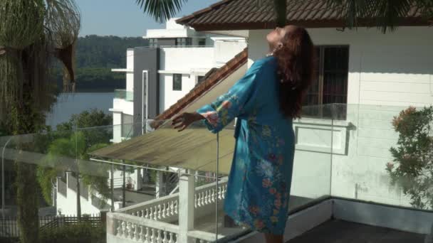 Aziatische Vrouw Dansen Gelukkig Genieten Van Een Zonnige Dag Het — Stockvideo
