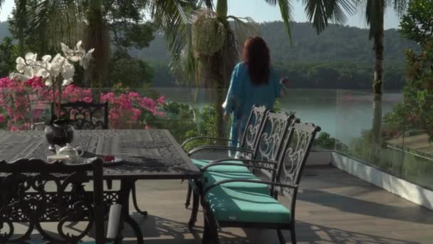 Mujer Asiática Bata Seda Relajante Desayuno Gran Terraza Privada — Vídeos de Stock