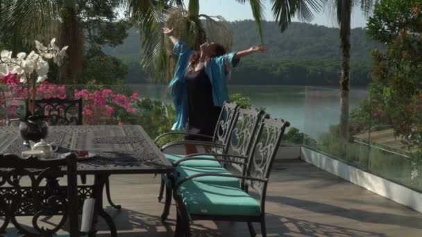 Mulher Asiática Dançando Feliz Desfrutando Dia Ensolarado Próprio Terraço Pela — Vídeo de Stock