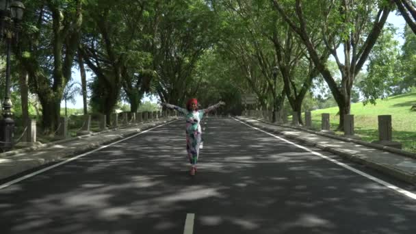Femme Asiatique Dans Une Robe Élégante Colorée Avec Des Promenades — Video