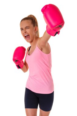 Spor giyimli, pembe boks eldivenli, spor salonunda boks yumruğu pozu veren beyaz, çekici bir genç kızın portresi. Genç boksör kadın sporu ve antrenmanı sağlıklı ve soyutlanmış