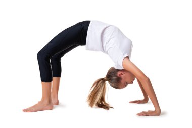 Yerde yoga yapan, köprü egzersizi yapan Urdhva Dhanurasana pozu veren spor kıyafetleri giyen çekici bir kadın. Tam boy, beyaz üzerine izole edilmiş.