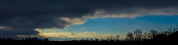 Bos Donkere Wolken Bij Zonsondergang Vroeg Voorjaar Web Banner — Stockfoto