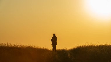 Gün batımında koşan bir kadının silueti. Web afişi. Yaz.