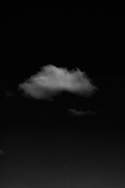 乌云笼罩在黑暗的天空中 Web横幅 — 图库照片
