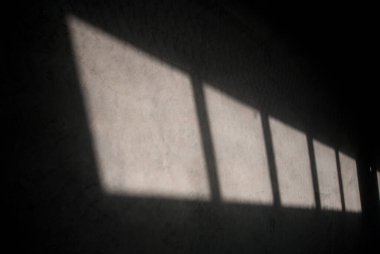 Karanlık duvardaki pencereden gelen ışık ve gölgeler. Tasarım için.
