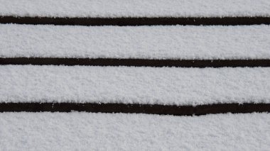 Karla kaplı ahşap tahtalar. Doğal Arkaplan.