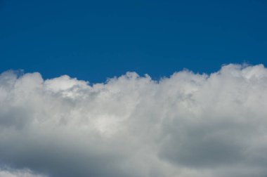Güneşli bir günde Mavi Gök ve Beyaz Bulutlar. Web Afişi.