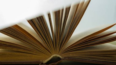 Hafif arkaplanlı eski bir kitabın sayfalarını aç. Web afişi. Tasarım için.