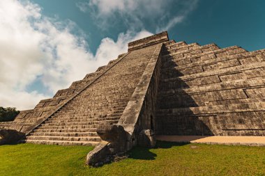 Meksika, Yucatan 'daki Chichen-Itza piramit manzarası.