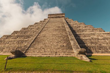 Meksika, Yucatan 'daki Chichen-Itza piramit manzarası.