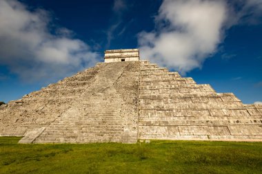 Meksika, Yucatan 'daki Chichen-Itza piramit manzarası.