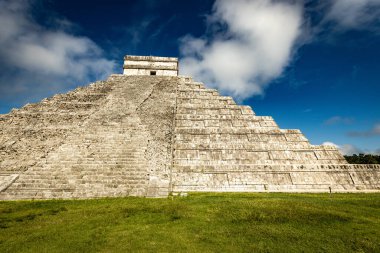 Meksika, Yucatan 'daki Chichen-Itza piramit manzarası.