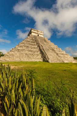 Meksika, Yucatan 'daki Chichen-Itza piramit manzarası.