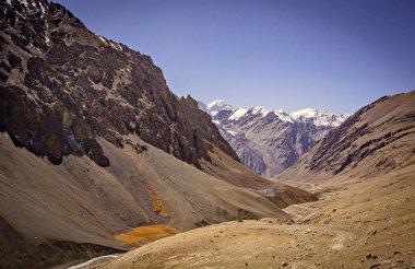 Khunjerab Geçidi manzarası, dünyanın en yüksek asfaltlı uluslararası sınır kapısı ve Karakoram Karayolu 'nun en yüksek noktası, Çin ile Pakistan arasındaki sınır.