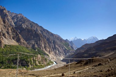 Dağlardan geçen nehir, Pakistan