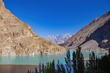 Attabad Gölü güneşli manzara, Karakoram otoyolu, Hunza Vally, Pakistan