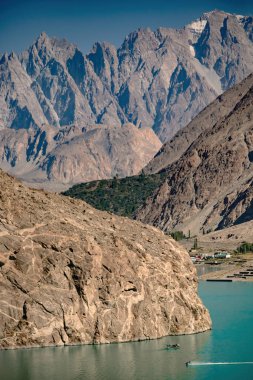 Attabad Gölü güneşli manzara, Karakoram otoyolu, Hunza Vally, Pakistan