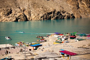 Attabad Gölü güneşli manzara, Karakoram otoyolu, Hunza Vally, Pakistan