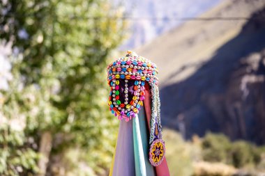 Radyasyonal Hunza Vadisi kadın kıyafeti Pakistan 'da, yerel pazarda satılık.