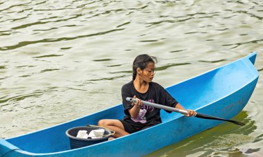 BALI, INDONEZYA - Ekim 2022: Endonezyalı köy kızı Batur Gölü, Bali, Endonezya