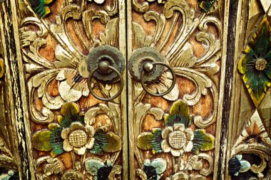 Geleneksel Ubud, Bali, Endonezya evinde Bali tarzı yeşil ahşap kapı