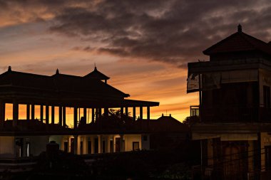 Bali 'deki Ubud kasabasının havadan görünüşü, Ubud, Endonezya' nın eski evleri ve çatıları