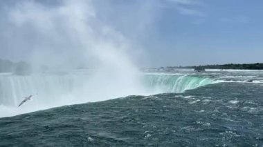 Niagara Şelalesi 'nin yavaş çekim videosu, Kanada, Ontario tarafından izleniyor.