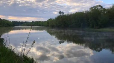 Güneşin doğuşu güzel nehrin üzerinde, Ukrayna 'da manzara