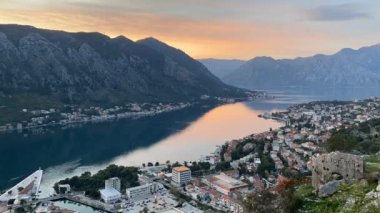 Kotor Körfezi üzerinde Karadağ 'ın Kotor Eski Kasabası perspektifinden güzel bir gün batımı zaman çizelgesi videosu