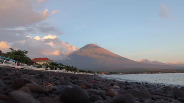 Widok Wschód Słońca Wulkanu Agung Amed Plaży Fale Czarny Piasek — Wideo stockowe