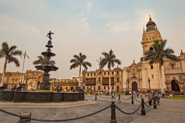 Lima Katedrali, Lima, Peru 'nun tarihi merkezindeki Plaza de Armas' da.