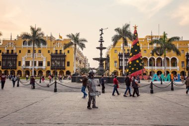 Lima, Peru 'daki Plaza de Armas' da Noel ağacı ve insanlar