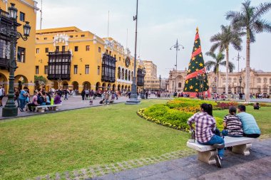 Lima, Peru 'daki Plaza de Armas' da Noel ağacı ve insanlar