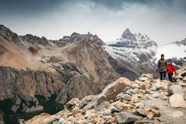 Patagonis, Arjantin And dağlarının muhteşem görünümü. Cerro Torre. Fitz Roy, bulutlar ile dağlar kapaklar, Patagonya, El Chalten Arjantin