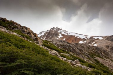 Patagonis, Arjantin And dağlarının muhteşem görünümü. Cerro Torre. Fitz Roy, bulutlar ile dağlar kapaklar, Patagonya, El Chalten Arjantin