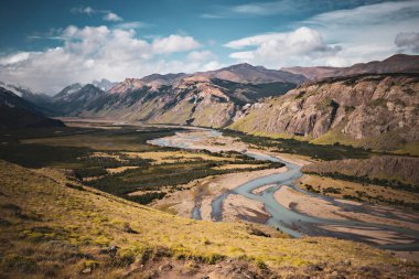 Rio De Las Vueltas 'ın manzarası, dönüşler nehri Vadisi Los Glaciares Ulusal Parkı, El Chalten, Patagonya Arjantin