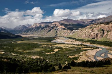 Rio De Las Vueltas 'ın manzarası, dönüşler nehri Vadisi Los Glaciares Ulusal Parkı, El Chalten, Patagonya Arjantin
