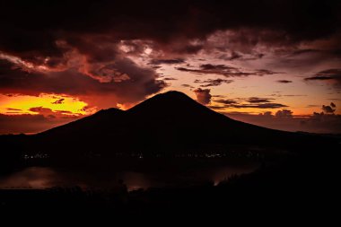 Batur volkanı ve Batur Gölü, Bali, Endonezya 'dan manzara.