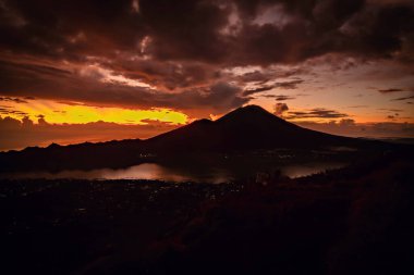 Batur volkanı ve Batur Gölü, Bali, Endonezya 'dan manzara.